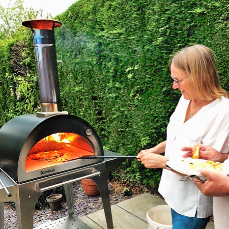 Igneus Classico wood fired pizza oven cooking